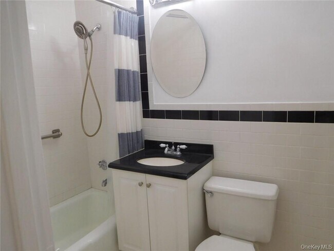 Building Photo - 2 Consulate Dr