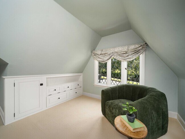 Building Photo - Gorgeous Victorian Home Ready to Rent! Hug...