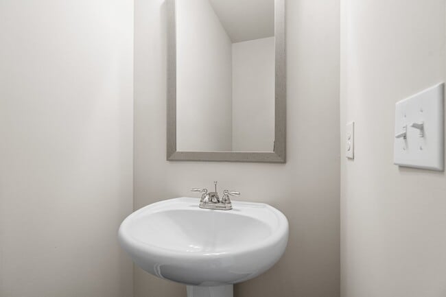 Building Photo - 3 Bedroom Townhome in Jonesboro!