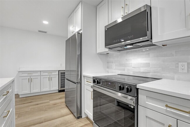 Building Photo - 416 W Mango St