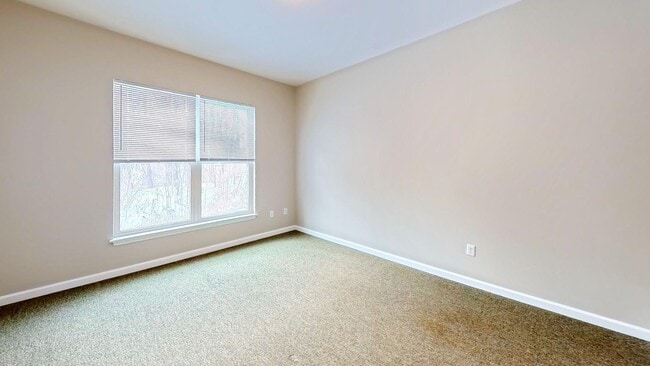 Building Photo - 2 bed, 1 bath apartment with washer and dryer included (65 Griffin Ln #102)