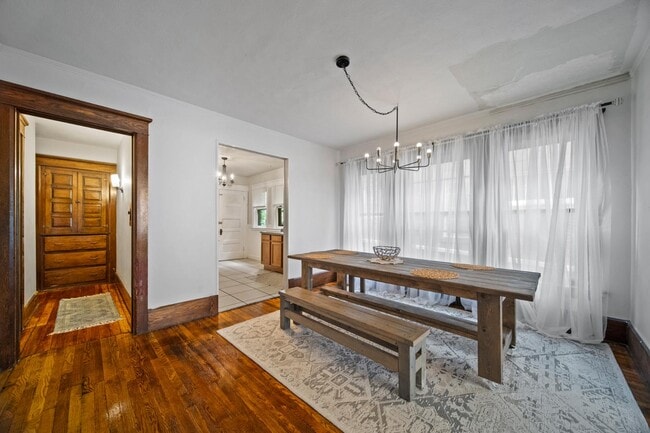 Building Photo - 425 W 8th St