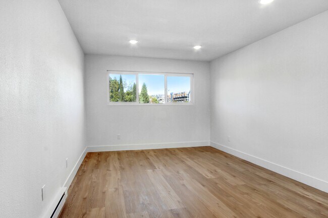 Building Photo - 930 N Martel