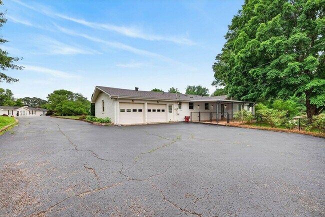 Building Photo - 3 Bedroom 3 Bath Home For Rent in Sango Area!