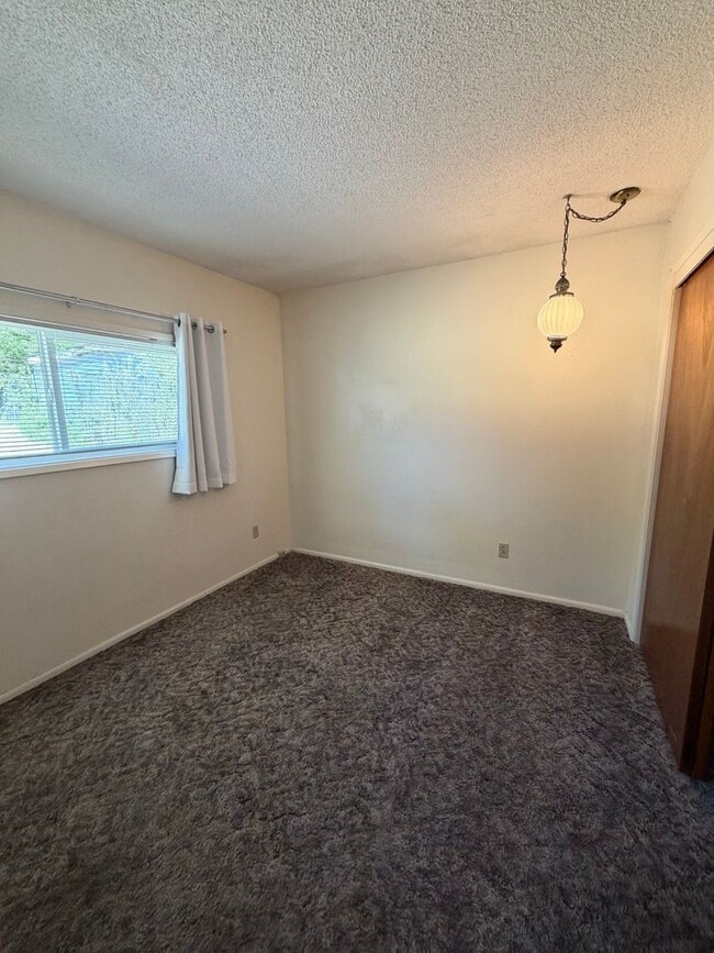Building Photo - 2.2. miles to Sky Lakes Medical Center and Oregon Institute of Technology, 2bdrm 1 bath duplex