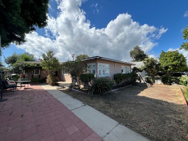 Building Photo - Remodeled & MOVE IN READY 2+1 duplex in Pa...