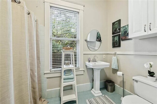 Building Photo - 2 Bed 2 Bath House in Duckpond with 2 Car Garage!