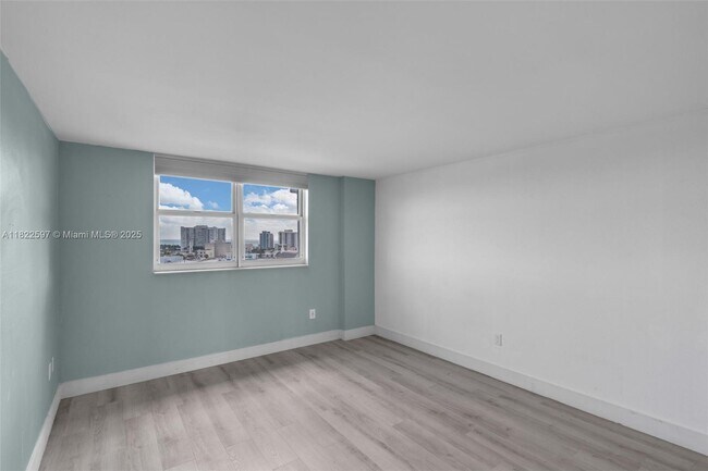 Building Photo - 6900 Bay Dr