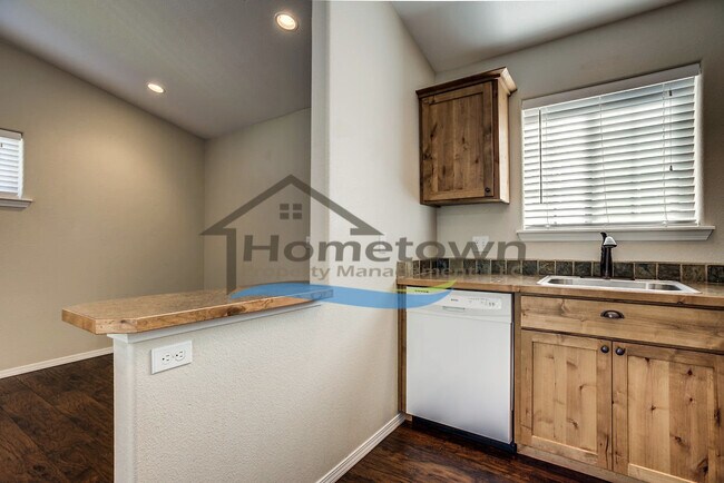 Building Photo - 1 Bed 1 Bath Cottage Centrally Located in CDA
