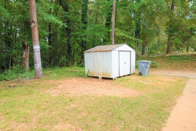Building Photo - 325 Willow Oaks Dr