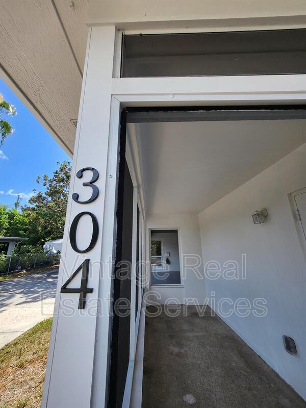 Building Photo - 304 S Mercury Ave