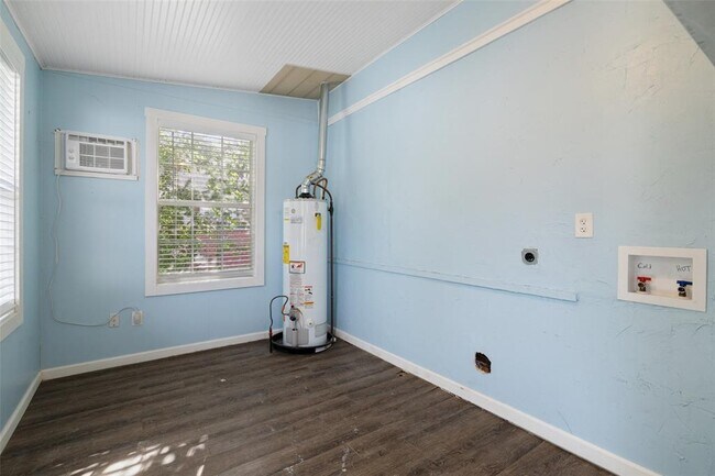 Building Photo - 707 W 7th St