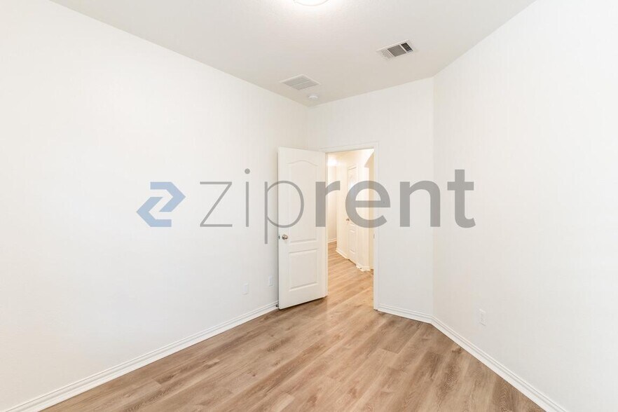 Building Photo - 232 Strawberry Blonde Dr