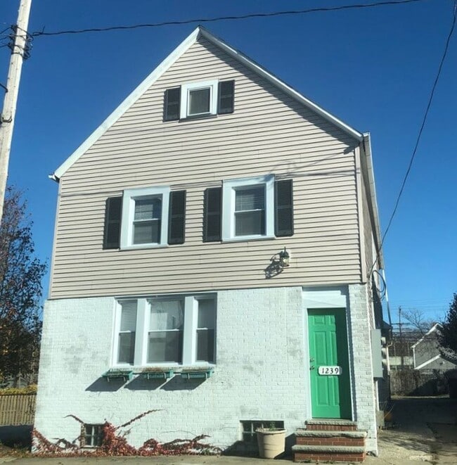 Primary Photo - 1239 W 67th St