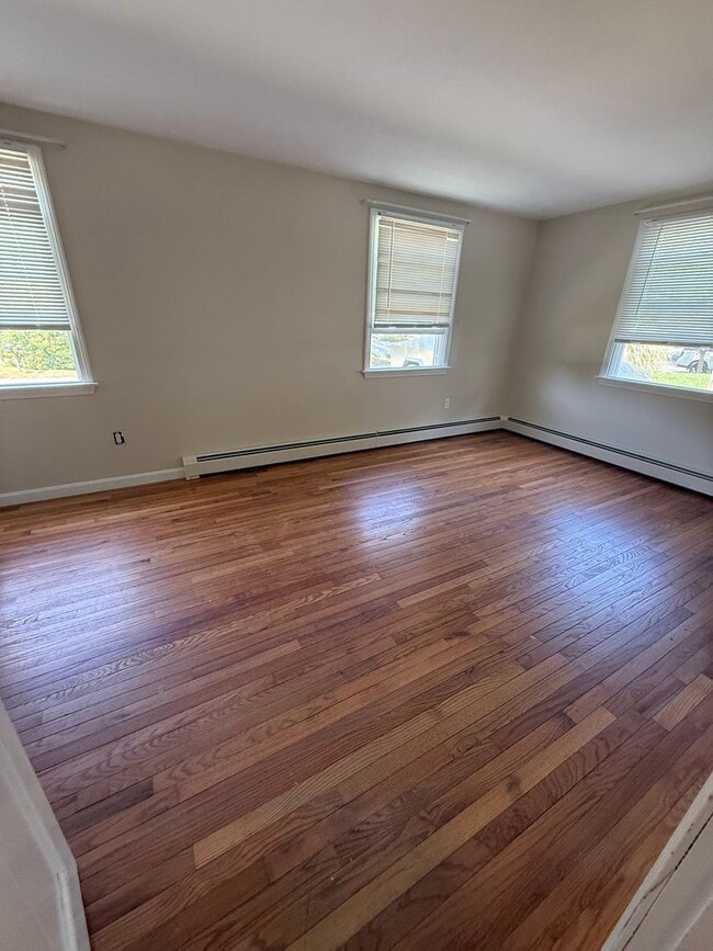 Building Photo - A 2 bedroom one bathroom ranch home in Har...