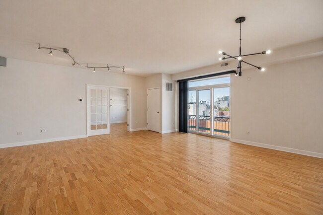 Building Photo - 680 N Green St