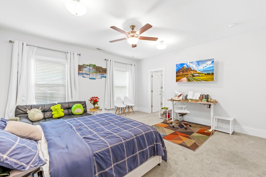 Building Photo - Room in House on Grace Ln