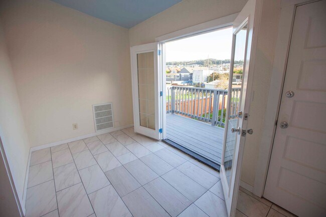 Building Photo - Charming Oceanveiw Renovated Single-Family...