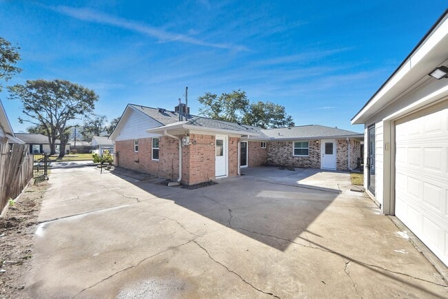 Building Photo - 7718 Romney Rd