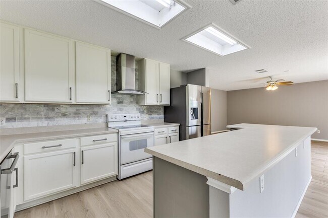 Building Photo - 2200 Milan Dr