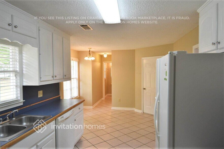 Building Photo - 135 Lacey Oak Ln