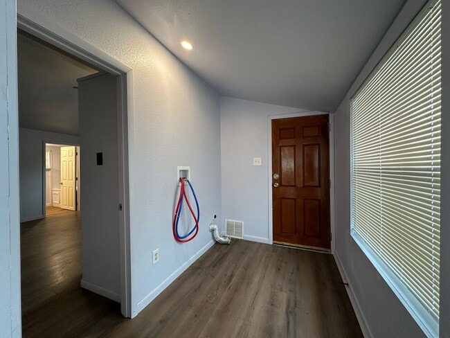 Building Photo - Charming 3 Bedroom / 2 Bathroom (1176 sf)