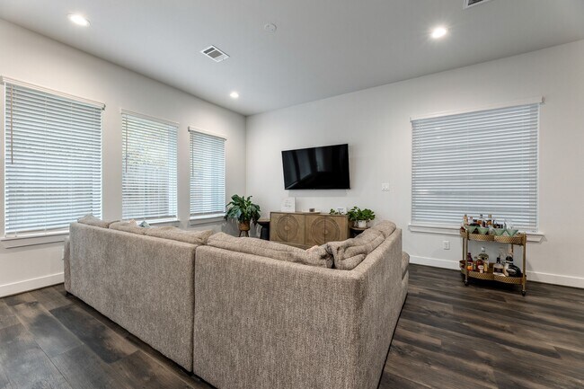 Building Photo - 5725 White Magnolia St.