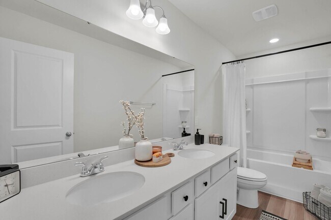 Building Photo - Bright & Welcoming 5-Bedroom Home in Richmond Hill, GA