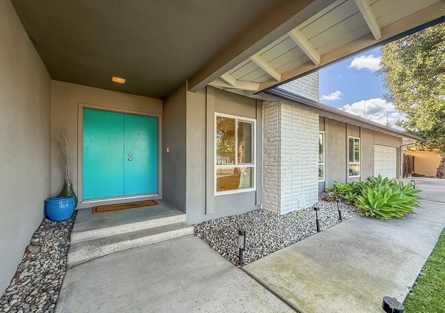 Building Photo - 1251 Buckingham Dr