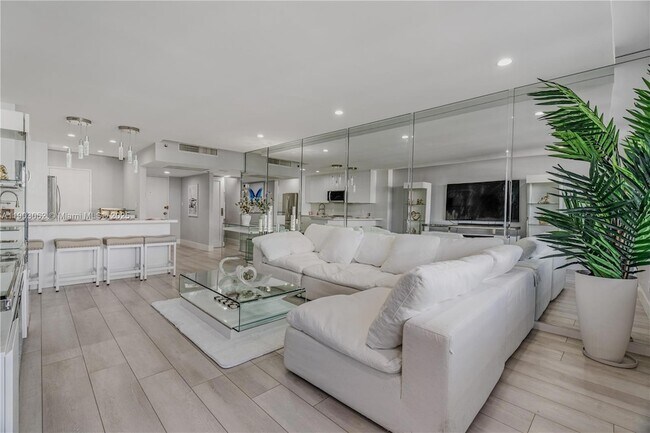 Building Photo - 100 Lincoln Rd