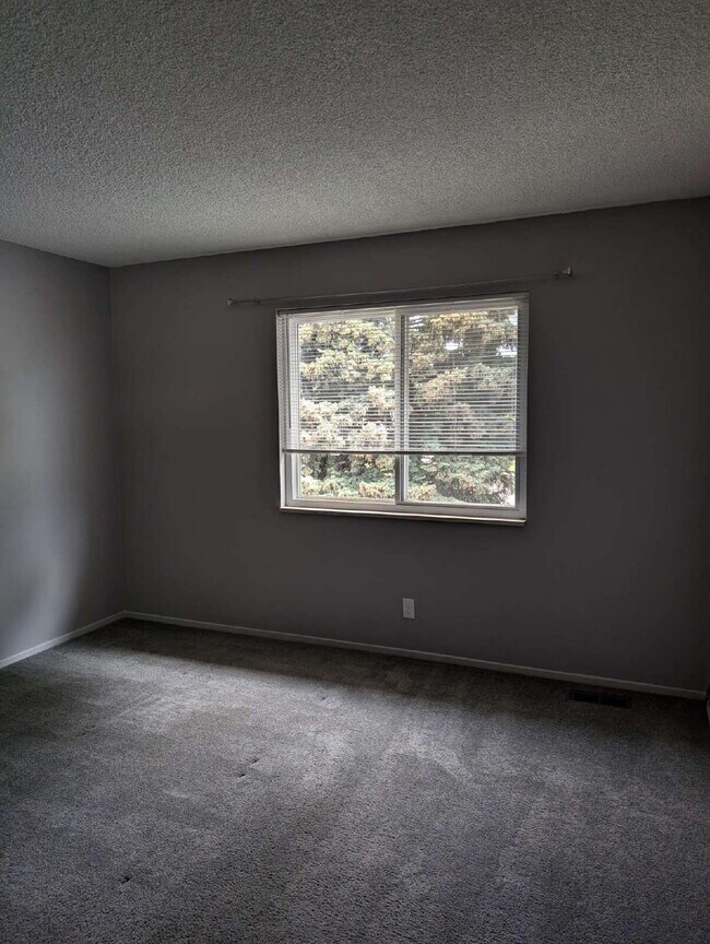 Building Photo - "Charming 2-Bed Condo Retreat in Lakewood ...
