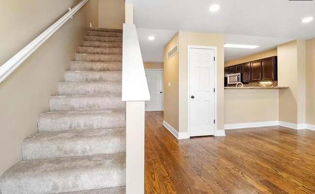 Building Photo - Lovely 2 Bedroom / 2 Bath for Rent