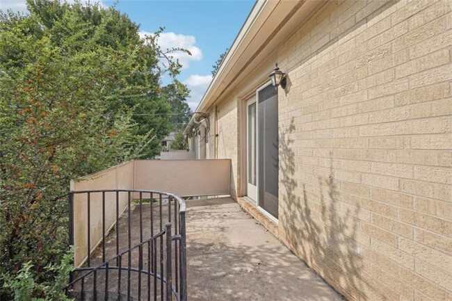 Building Photo - 5400 Roswell Rd