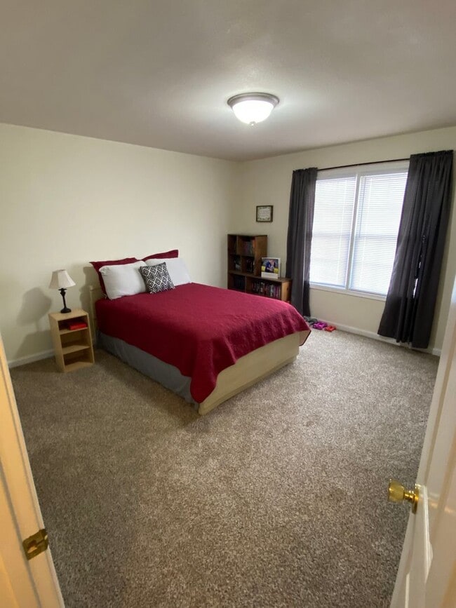 Building Photo - Great 3-bed, 2.5 bath home with a scenic v...