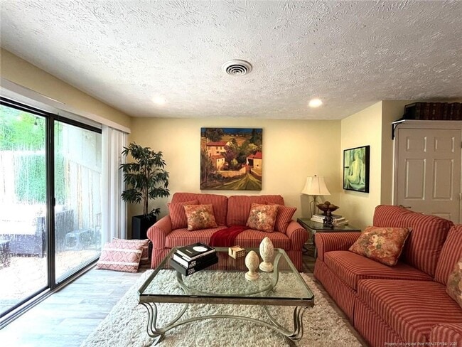 Building Photo - 940 Linden Rd