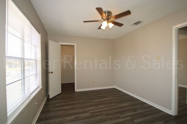 Building Photo - Move-In Today!