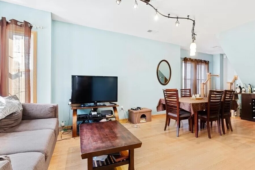 Building Photo - 1818 N Albany Ave