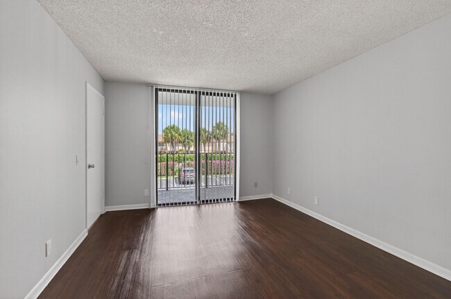 Building Photo - 708 Executive Center Dr