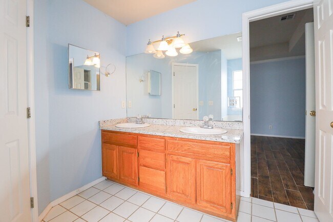 Building Photo - 3 Bed 2 Bath in Jenks - Available Now!