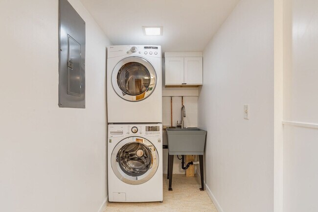 Building Photo - 3177 NE 84th St