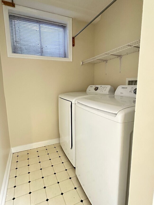 Building Photo - Beautiful House in Tates Creek! 3 BR, 2.5 ...