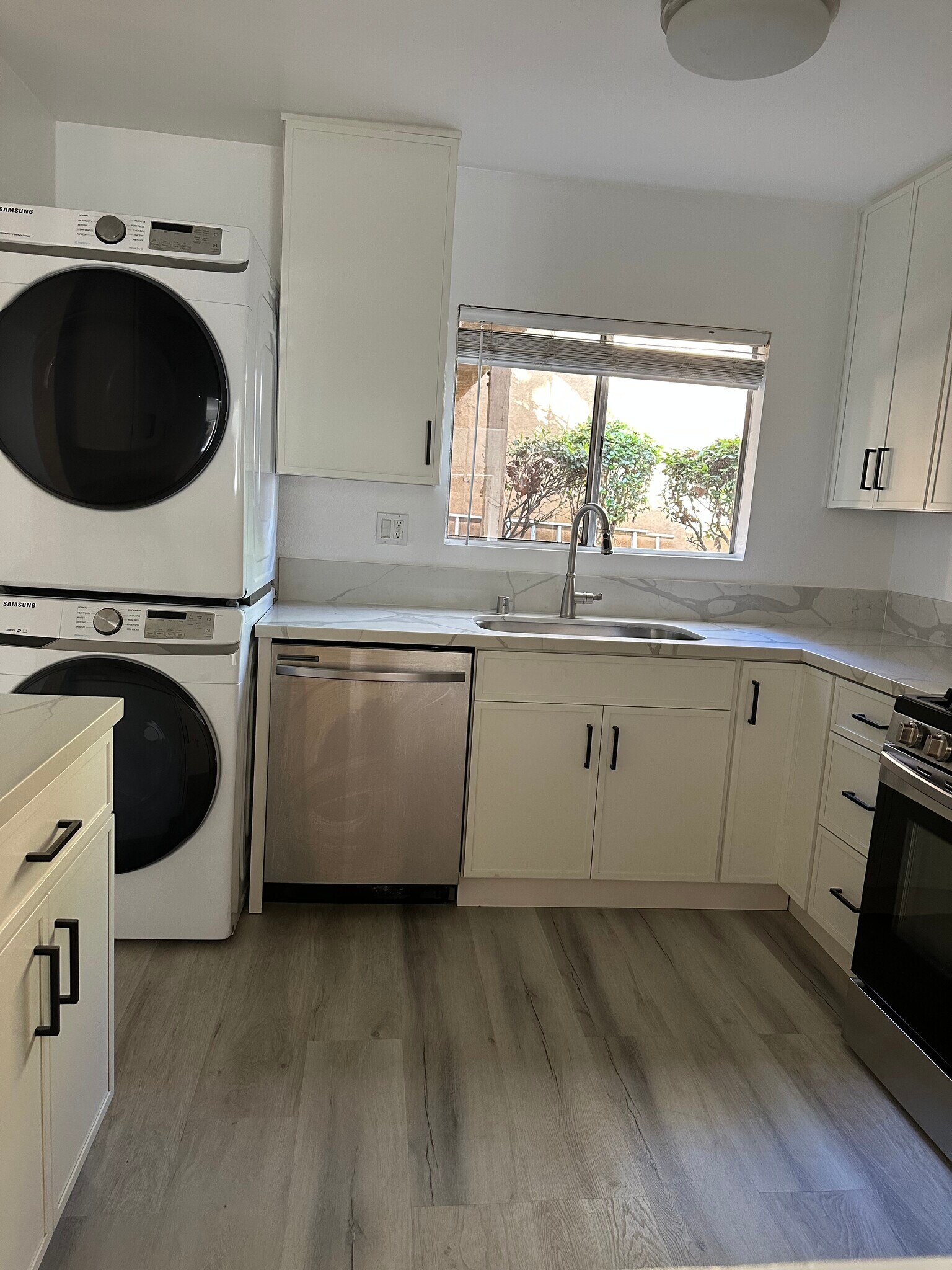 Building Photo - 18350 Hatteras St