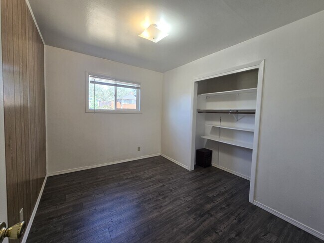 Building Photo - 661 NE Meadow Ave