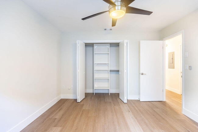 Building Photo - 114 S Lakeside Dr