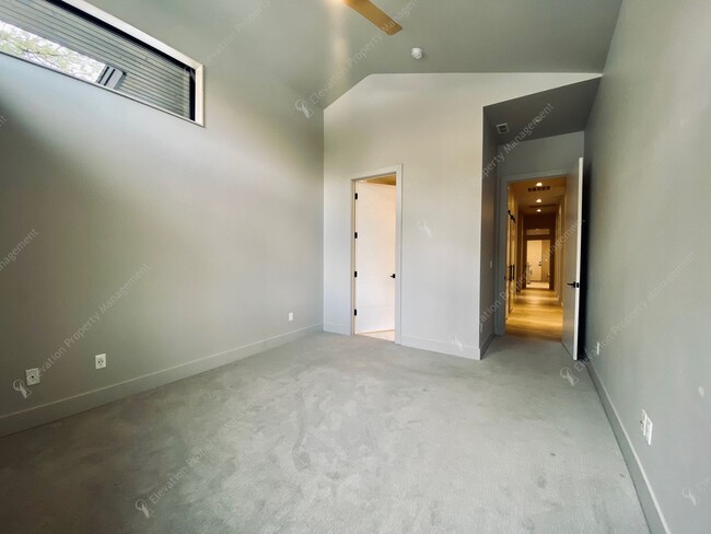 Building Photo - COMING SOON! Luxurious 3 BR - Den & Apartm...