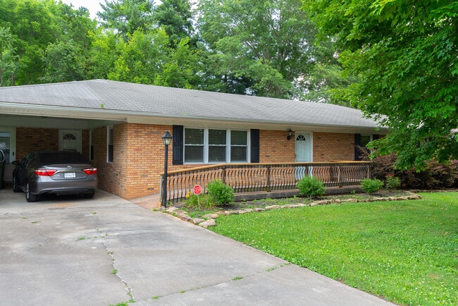 Building Photo - 2136 Collins St