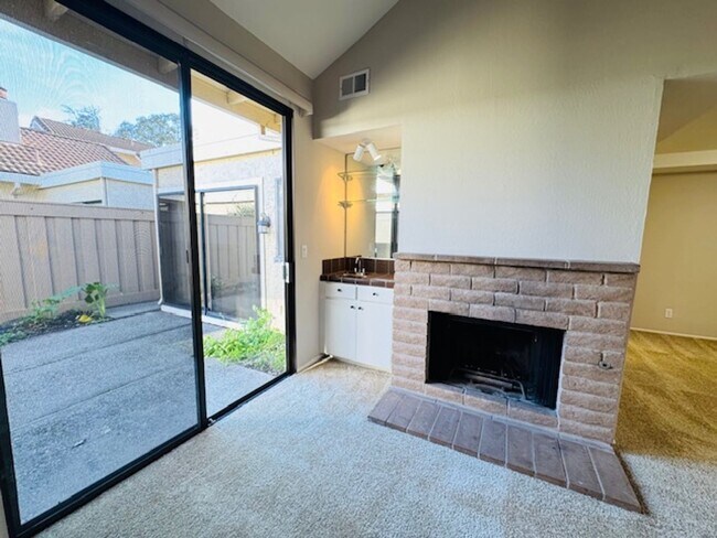 Building Photo - Wonderful, single level townhome w/attached garage available for move-in now!