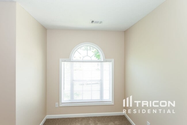 Building Photo - 741 Simon Park Cir