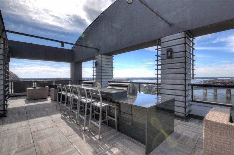 Building Photo - 717 Riverside Dr