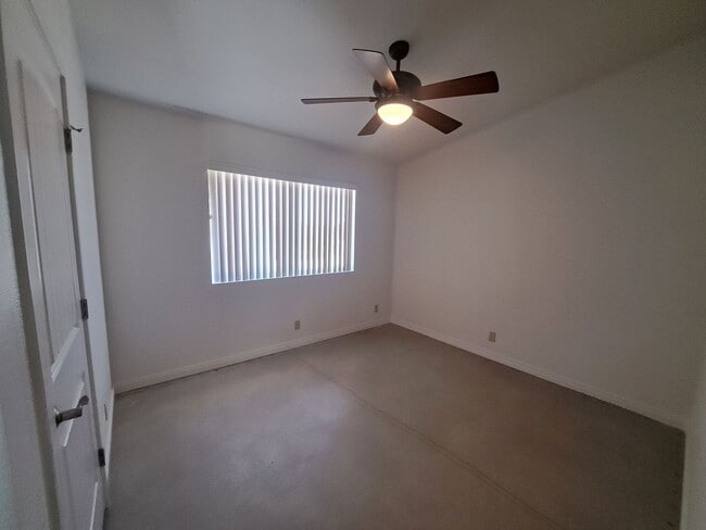 Building Photo - 4 bedroom!! Close to town, shopping and sc...